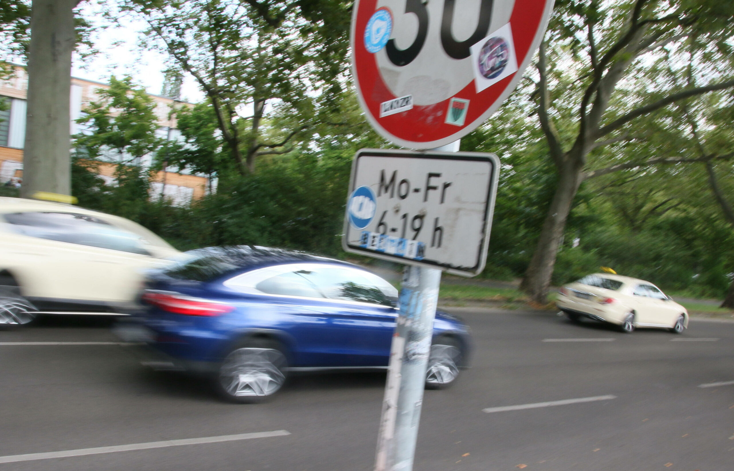 Ein Auto fährt in einer 30er-Zone (Symbolfoto).