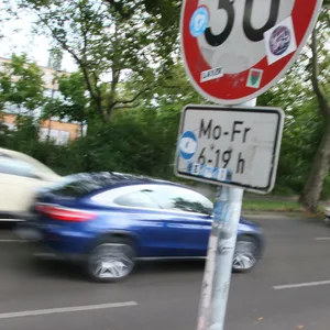 Ein Auto fährt in einer 30er-Zone (Symbolfoto).