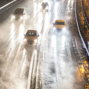 Aufgrund der Witterungsverhältnisse und unangepasster Geschwindigkeit gerieten die Fahrzeuge ins Schleudern (Symbolfoto).