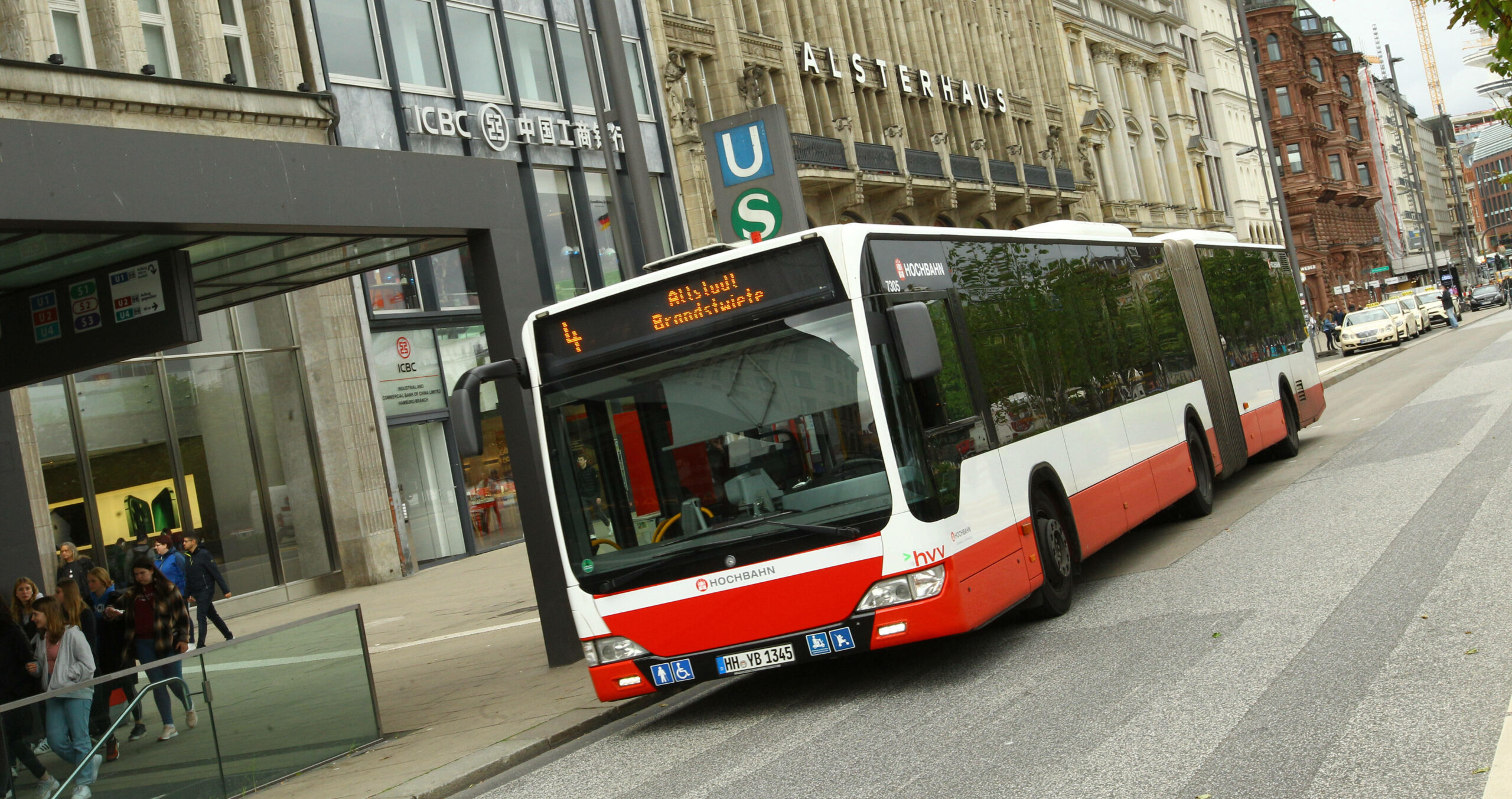 Ein Bus der Linie 4 der Hamburger Hochbahn AG hält an der Haltestelle Jungfernstieg.