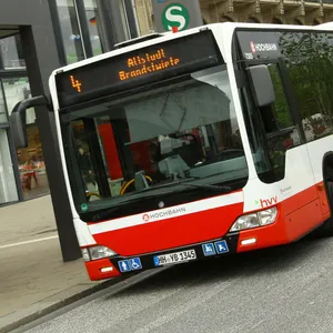 Ein Bus der Linie 4 der Hamburger Hochbahn AG hält an der Haltestelle Jungfernstieg.