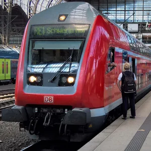 Ein Zug der Linie RE1 nach Schwerin steht am Hamburger Hauptbahnhof. (Symbolbild)