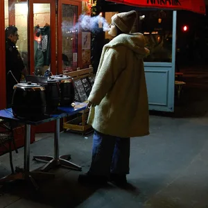 Eine Frau in Paris raucht. Jetzt will die Regierung gegen Zigaretten vorgehen (Archivbild).