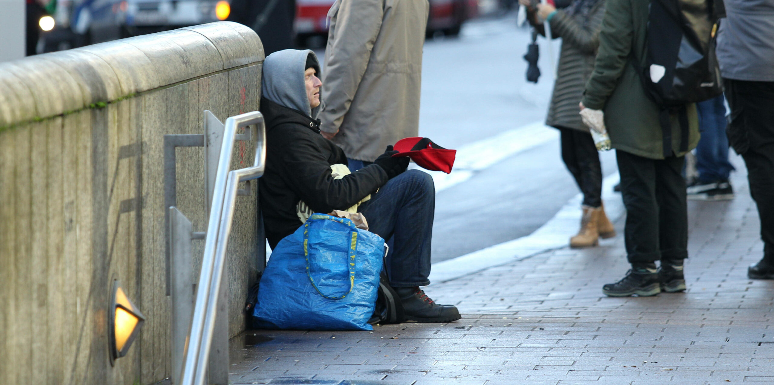 Ein Obdachloser beim Hauptbahnhof. Die Sozialsenatorin plant jetzt Maßnahmen, um zu helfen.