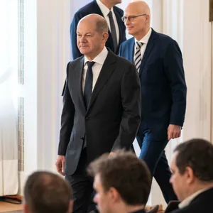 Olaf Scholz, Bundeskanzler, mit Peter Tschentscher, Erster Bürgermeister Hamburg und amtierender Bundesratspräsident, bei ihrer Ankunft bei einer Veranstaltung. (Archivbild)