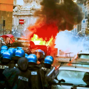 Die Polizei rückt an die Fans näher ran. Ein Auto steht in Flammen.
