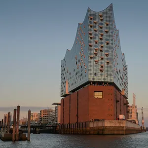 Waffen-Alarm in Hamburger Touri-Attraktion: Die Polizei durchsuchte die Wohnung des Mannes in der Elbphilharmonie. (Archivbild)