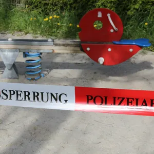 Nachdem ein Nazi-Messer auf einem Bremer Spielplatz gefunden wurde, ermittelt die Polizei. (Symbolbild)