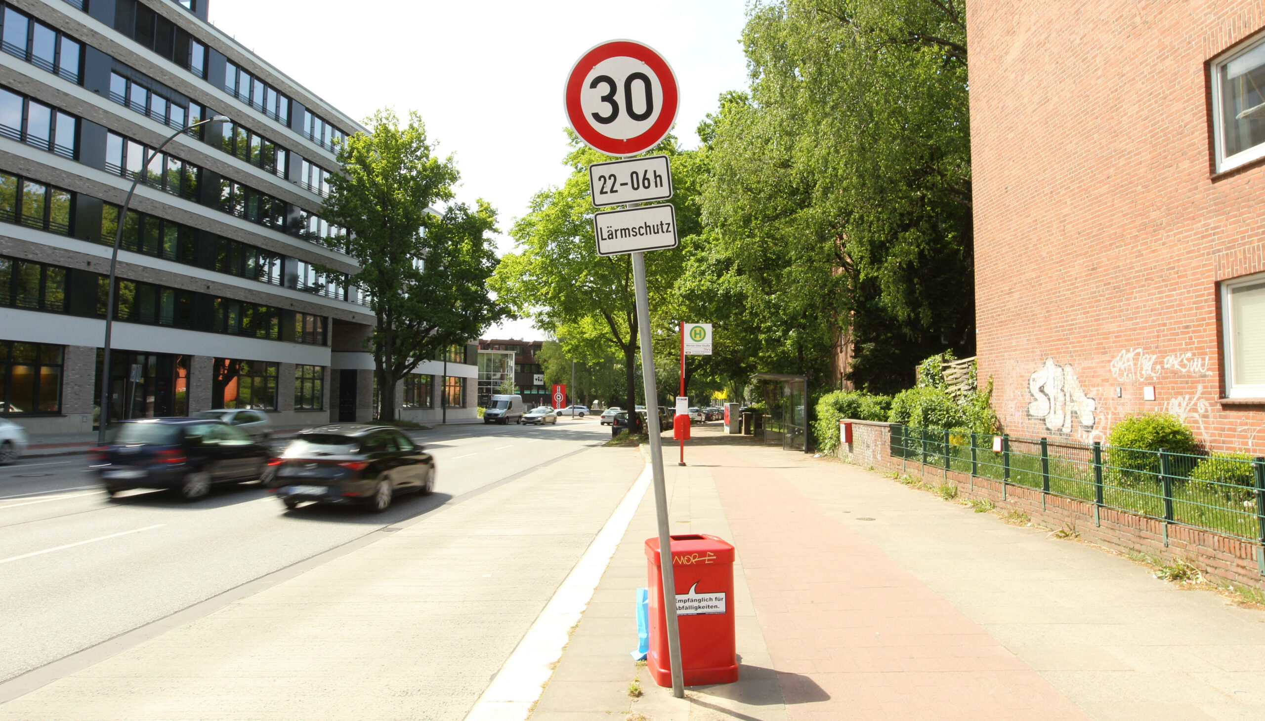 Ein Schild zeigt in Hamburg Tempo 30 an