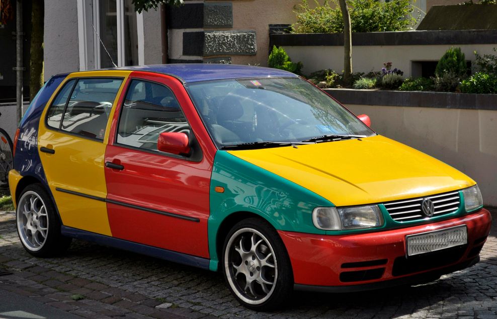 So bunt geht es auf deutschen Straßen selten zu: Der VW Polo „Harlekin“ ist ein Klassiker der 1990er Jahre. (Archivbild)