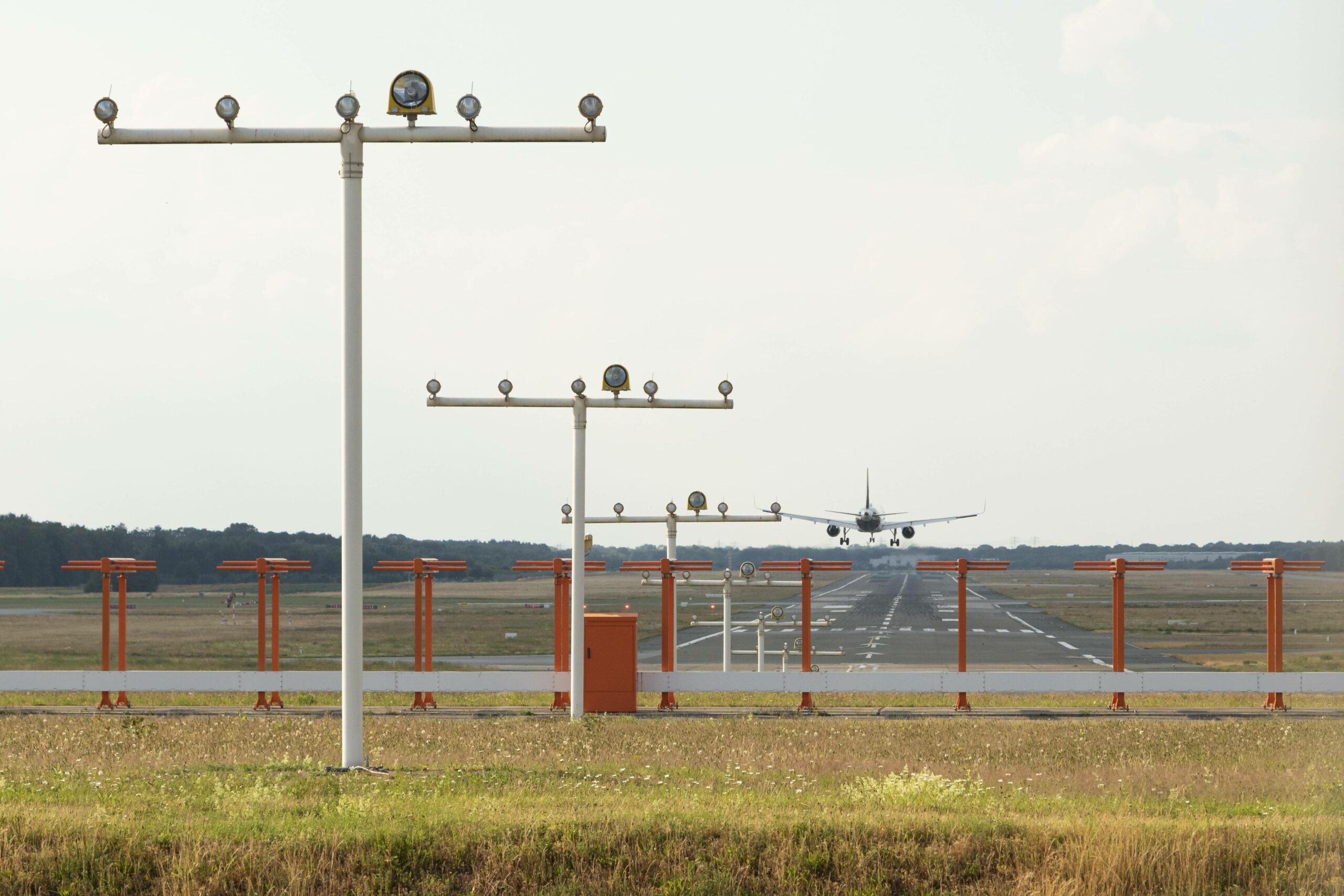 Passagierflugzeug im Landeanflug auf eine Landebahn auf dem Hamburg Airport