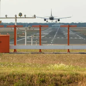 Passagierflugzeug im Landeanflug auf eine Landebahn auf dem Hamburg Airport
