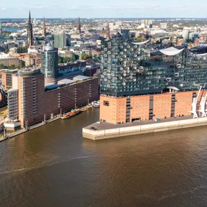 Ein Blick aus der Luft auf Hamburg und die Hafencity. (Symbolbild)
