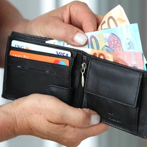 Frau nimmt Geld aus ihrem Portemonnaie