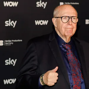 Reiner Calmund vor einer Sky-Werbebande.