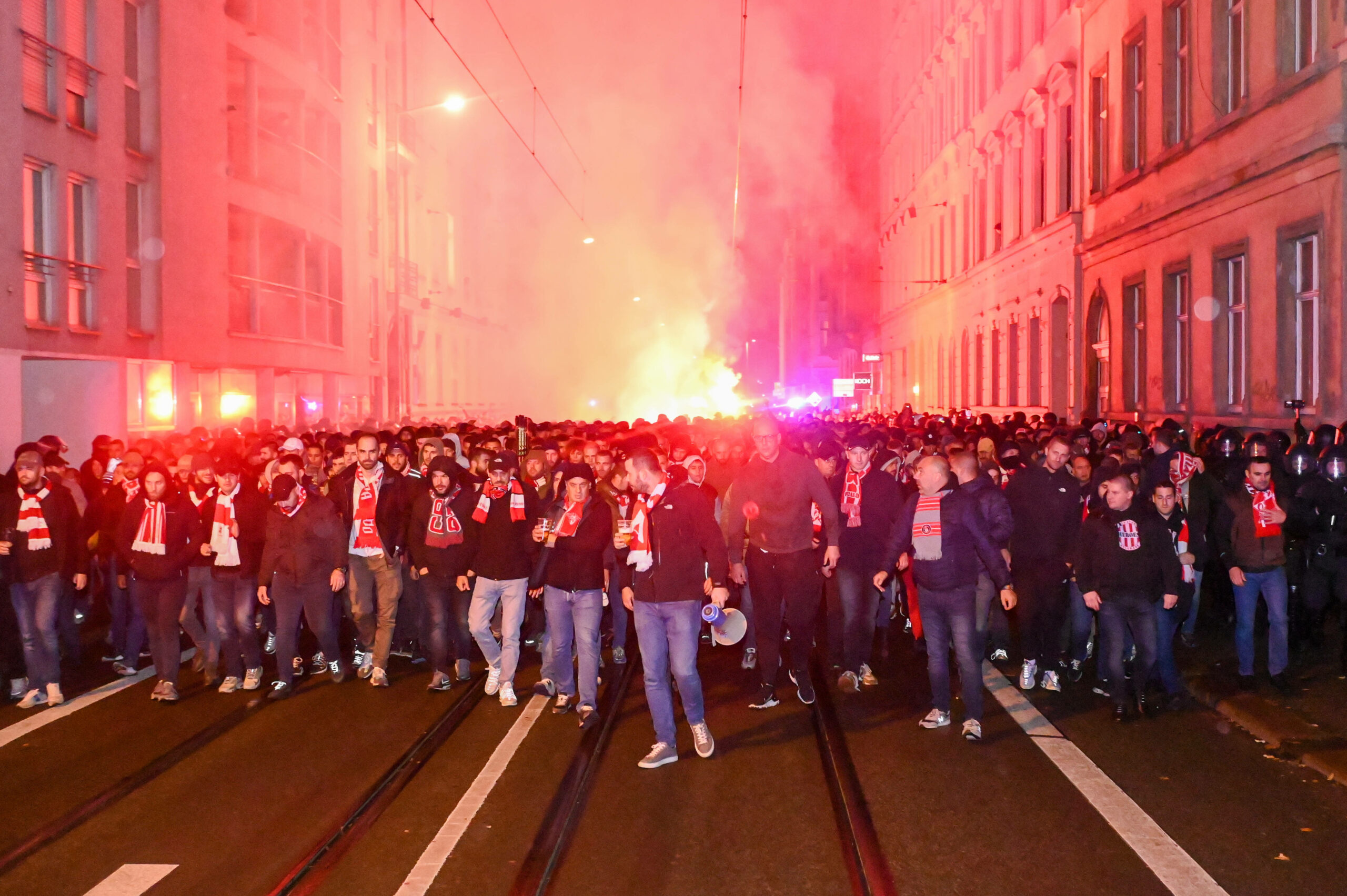 Belgrad-Fans zünden Pyrotechnik in den Straßen von Leipzig