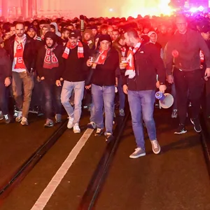 Belgrad-Fans zünden Pyrotechnik in den Straßen von Leipzig