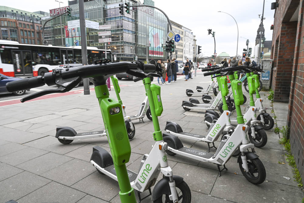 Eine ganze Armada von Rollern blockiert einen Fußweg.