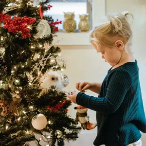 Den Weihnachtsbaum schmücken – ein Highlight für alle Kinder