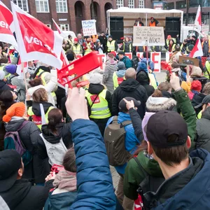 Streikende, viele mit Verdi-Fahnen, auf dem Hamburger Gänsemarkt (Archivbild)