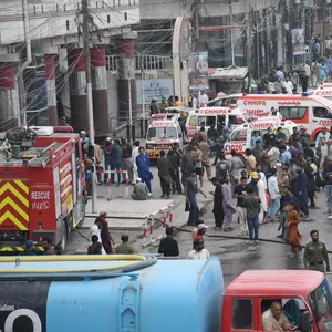 Feuer in einem Shoppingcenter in Karachi