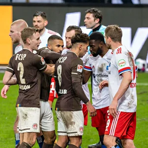 Rudelbildung zwischen Spielern des FC St. Pauli und des HSV