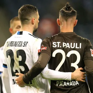Jonas Meffert und Leart Paqarada Arm in Arm