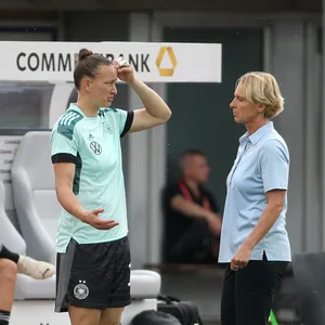 Almuth Schult und Martina Voss-Tecklenburg im Gespräch