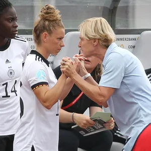 Laura Dallmann und Martina Voss-Tecklenburg hatten ein inniges Vertrauensverhältnis zueinander.