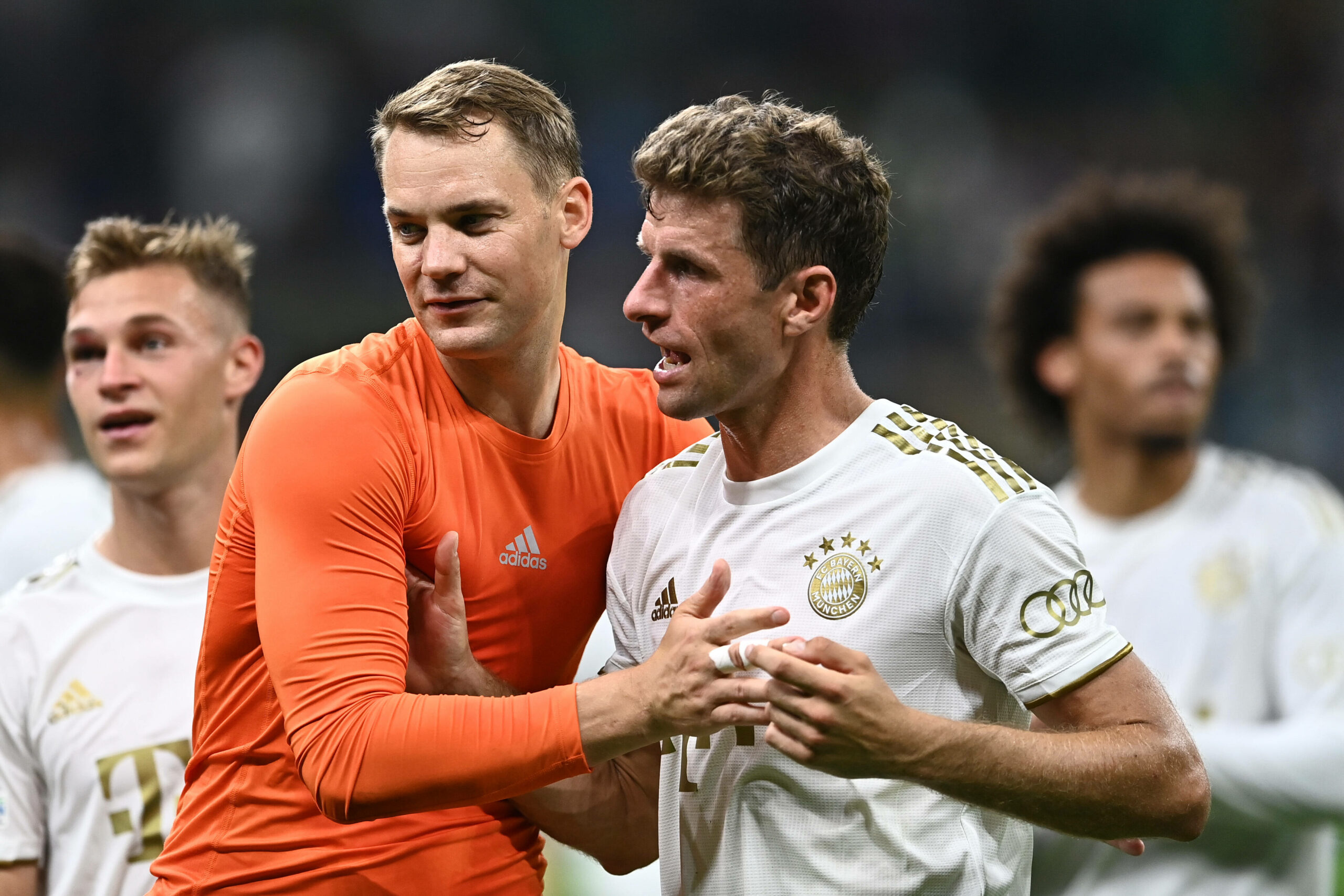Manuel Neuer umarmt Thomas Müller