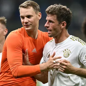 Manuel Neuer umarmt Thomas Müller