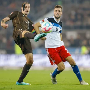 Jackson Irvine gegen Jonas Meffert beim letzten Millerntor-Derby im Oktober 2022