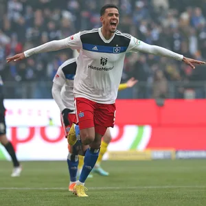 Robert Glatzel jubelt für den HSV