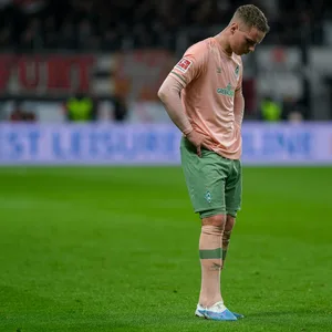 Niklas Schmidt senkt auf dem Platz traurig den Kopf