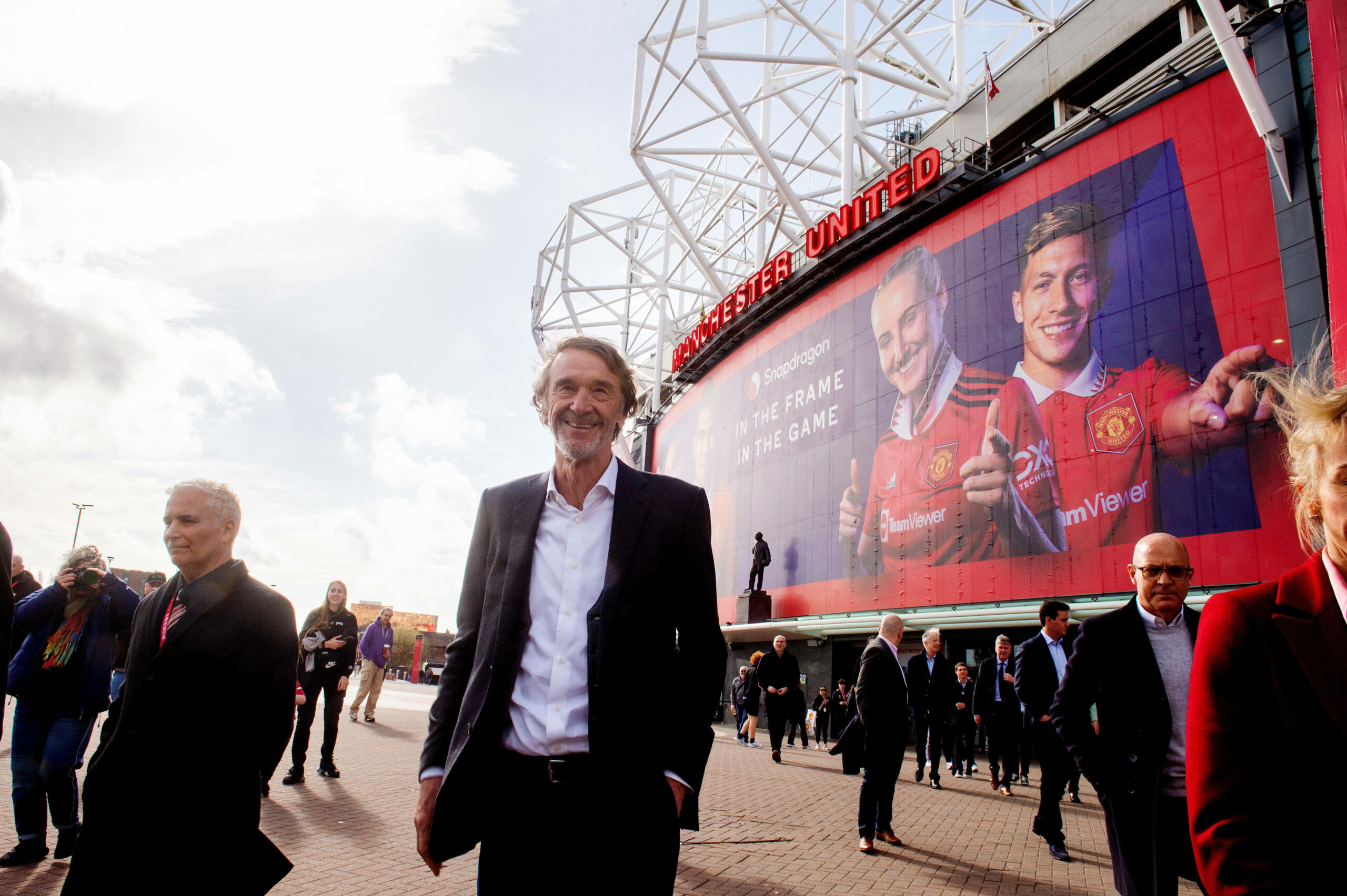 Sir Jim Ratcliffe posiert vor dem Manchester United Stadion