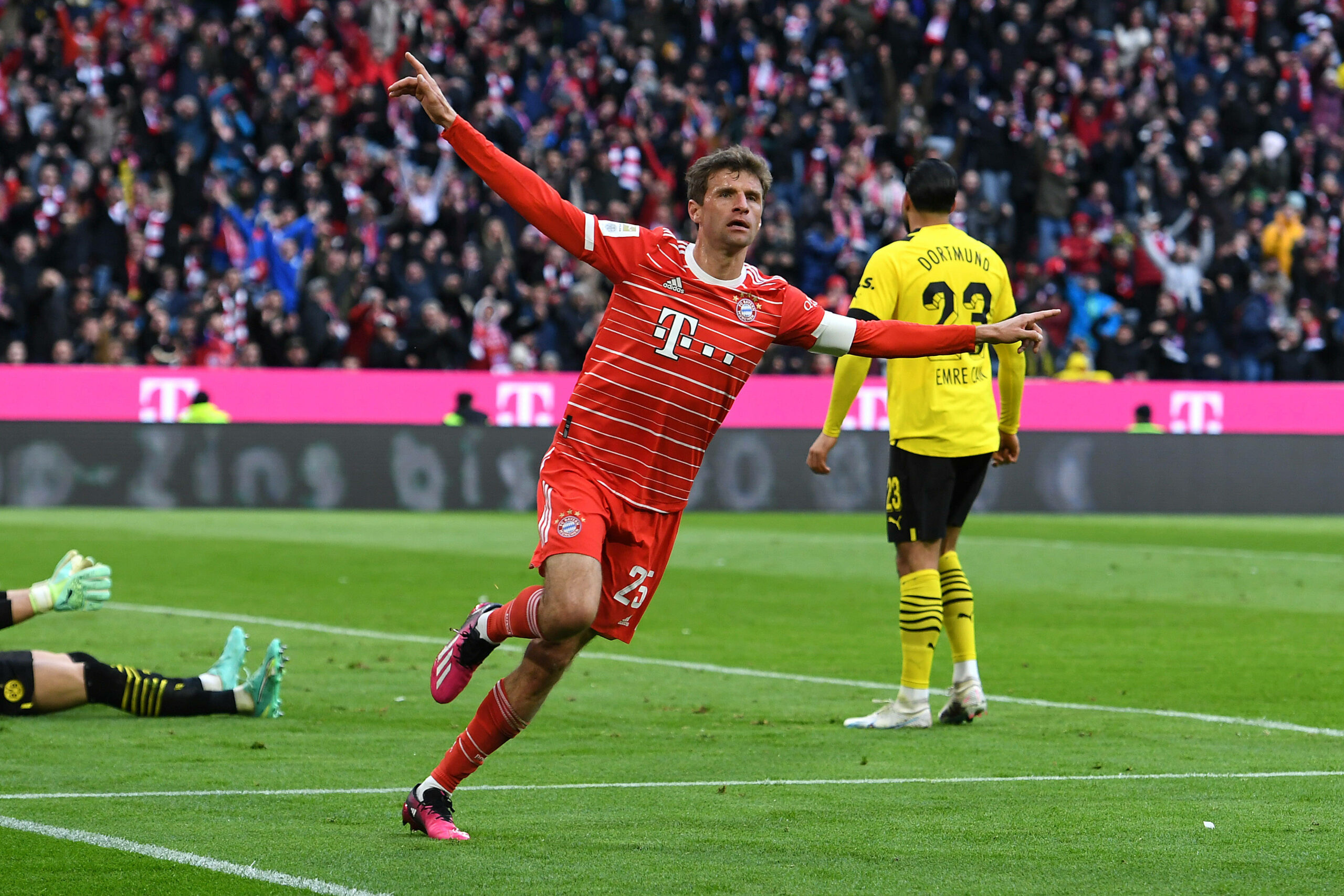 Thomas Müller (FC Bayern München) bejubelt Tor im Spiel gegen Borussia Dortmund