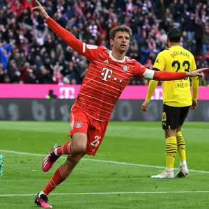 Thomas Müller (FC Bayern München) bejubelt Tor im Spiel gegen Borussia Dortmund