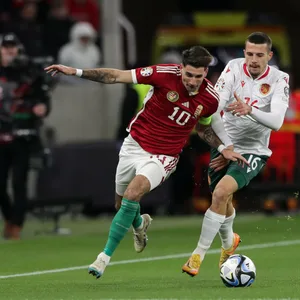 Dominik Szoboszlai am Ball läuft seinem Gegner davon.