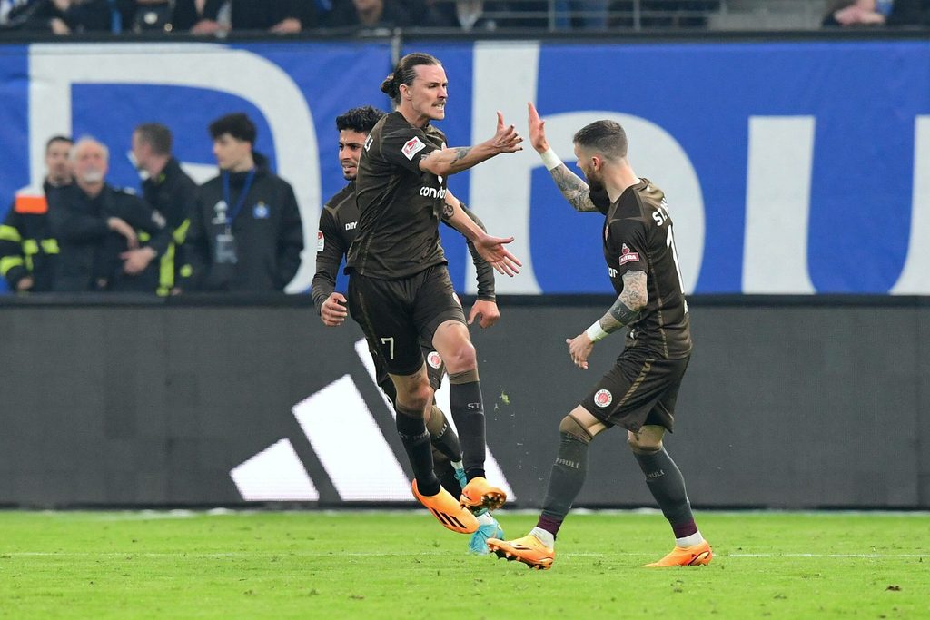 Jackson Irvine und Marcel Hartel bejubeln ein St. Pauli-Tor