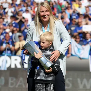 Emma Hayes mit ihrem Sohn und der Trophäe nach dem Gewinn der englischen Meisterschaft