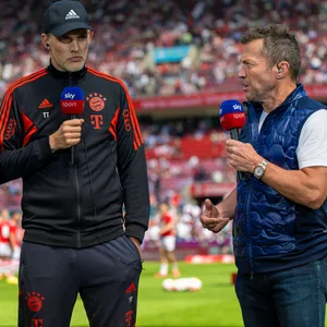 Zusammen mit TV-Moderator Sebastian Hellmann lieferten sich Thomas Tuchel (m.) und Lothar Matthäus (r.) ein echtes Wortgefecht. Nun klingen versöhnliche Töne durch.