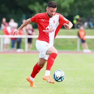 Niklas Kreuzer vom Halleschen FC am Ball