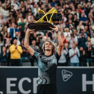 Alexander Zverev mit der Trophäe der European Open