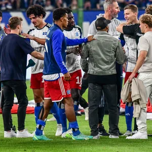 HSV-Spieler begrüßen sich
