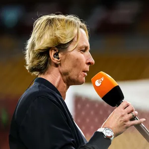 Martina Voss-Tecklenburg mit einem ZDF-Mikrofon in der Hand.