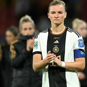 Eine enttäuschte Alexandra Popp bedankt sich nach dem WM-Aus bei den Fans.