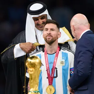 Lionel Messi bei der Siegerehrung der WM 2022 in Katar