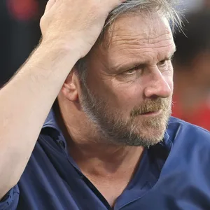 Dietmar Hamann hält sich die Hand auf den Kopf