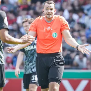 Schiedsrichter Richard Hempel im Pokalspiel des SC Freiburg gegen Oberachern