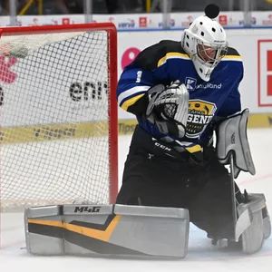 Petr Cech vor dem Eishockey-Tor.